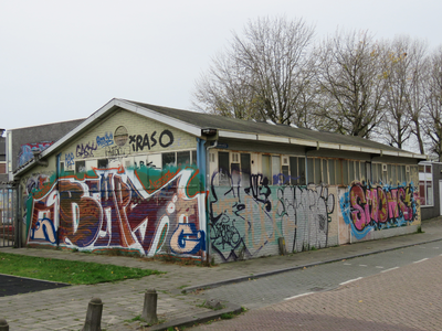 828681 Gezicht op een kleine loods vol graffiti aan het begin van de 2e Daalsedijk naast de Buurtkerk (2e Daalsedijk 2, ...